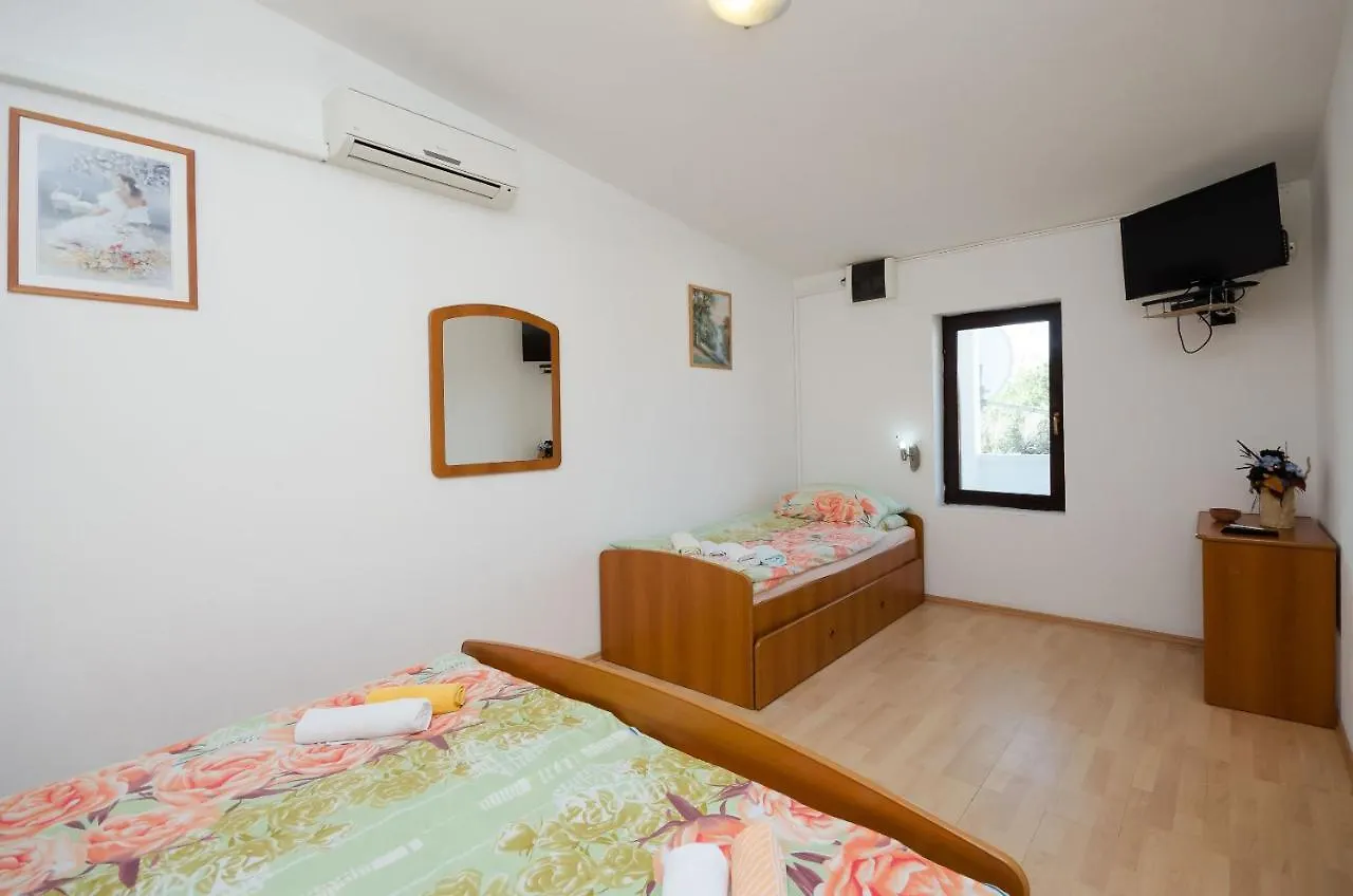 Apartments Mladen Lopar