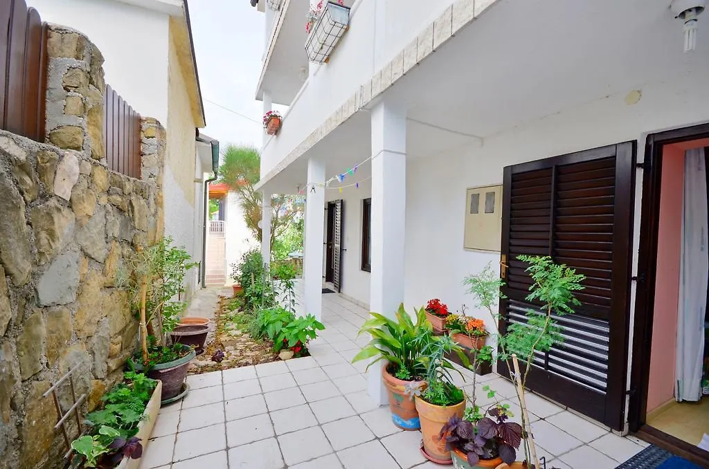 Apartments Mladen Lopar