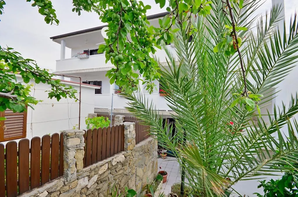 Apartments Mladen Lopar