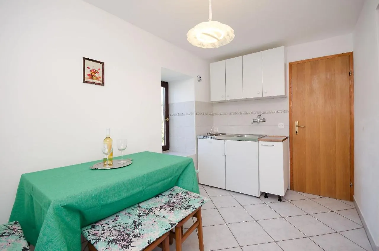 Apartments Mladen Lopar