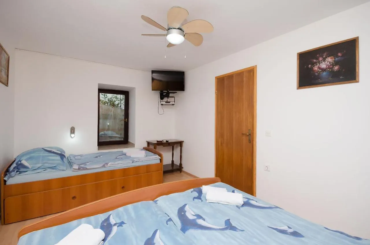 Apartments Mladen Lopar