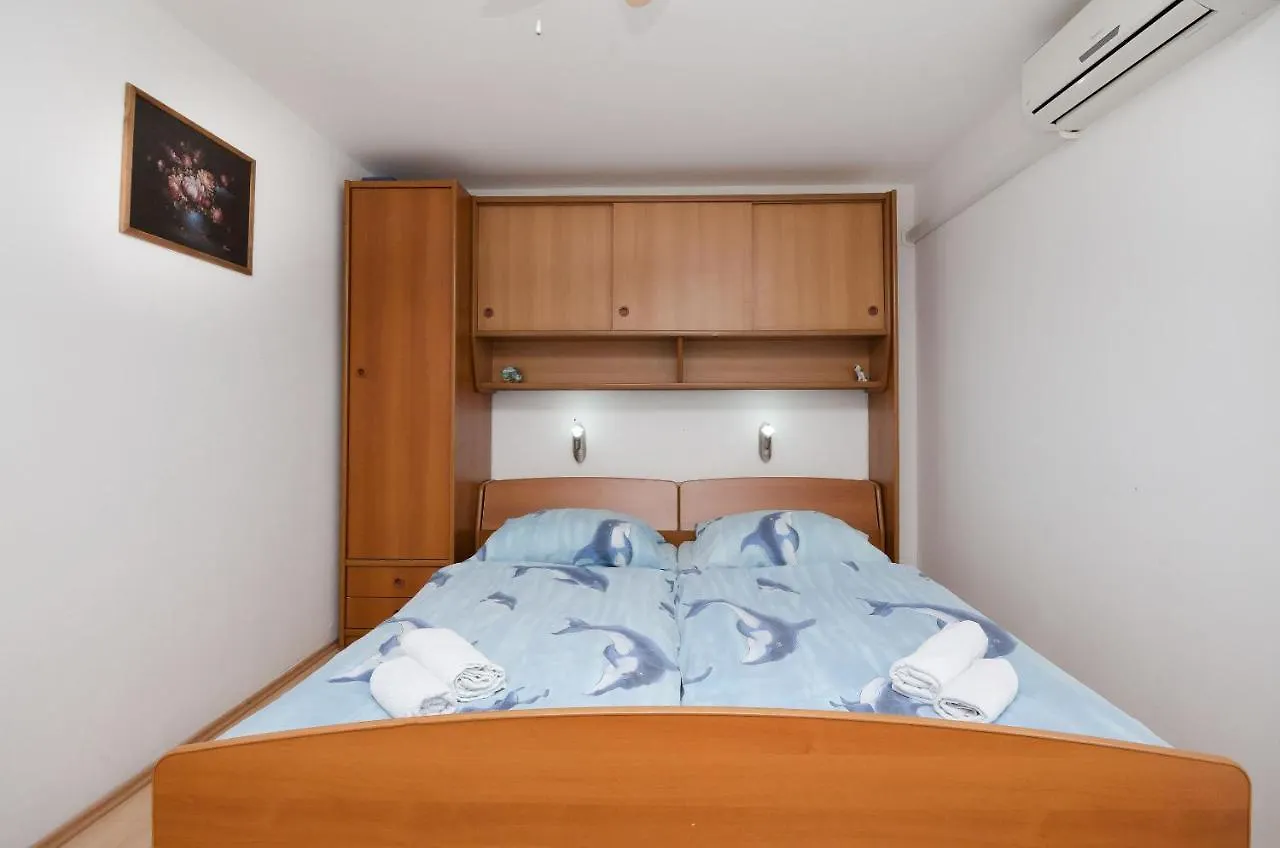Apartments Mladen Lopar