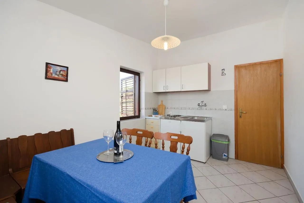 Apartments Mladen Lopar